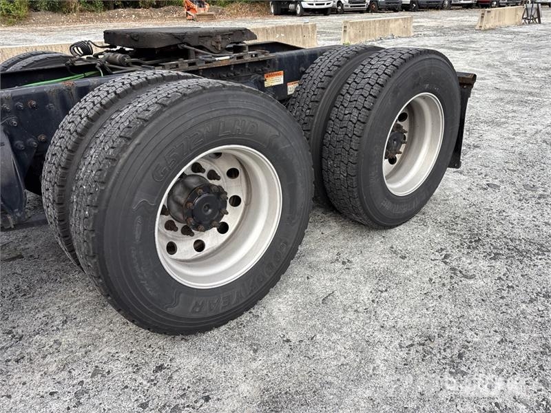 Freightliner Cascadia 126 6x4 T/A Sleeper Truck Tractor Cabezas tractoras