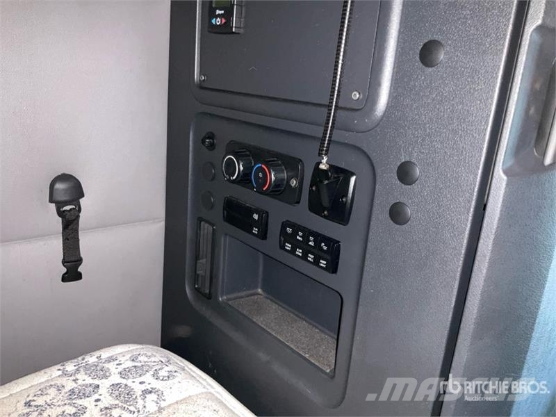 Freightliner Cascadia 126 6x4 T/A Sleeper Truck Tractor (Inoper Седельные тягачи