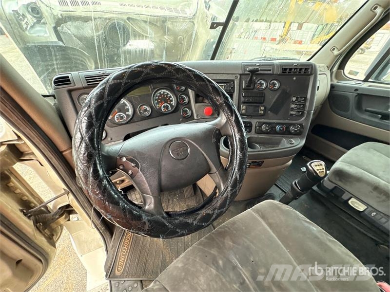 Freightliner Cascadia 125 6x4 T/A Sleeper Truck Tractor Tegljači