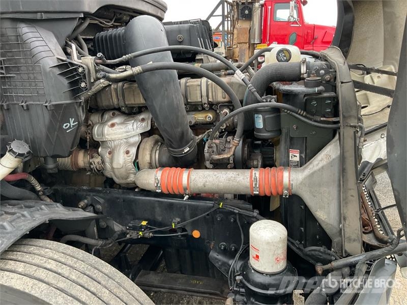 Freightliner Cascadia 126 6x4 T/A Sleeper Truck Tractor 中古トラクターヘッド | トレーラーヘッド