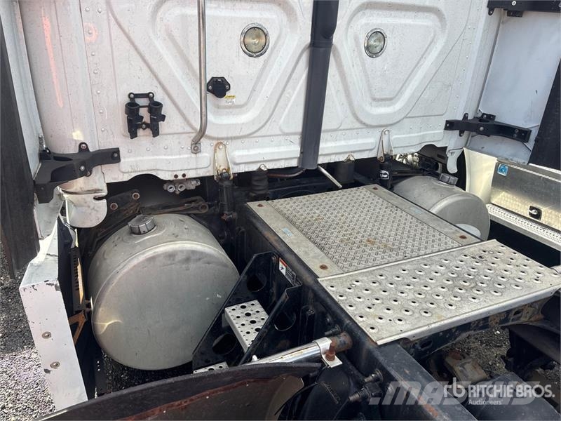 Freightliner Cascadia 125 6x4 T/A Sleeper Truck Tractor Тягачі