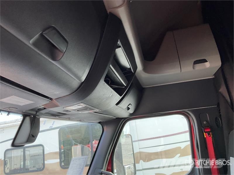 Freightliner Cascadia 126 6x4 T/A Sleeper Truck Tractor (Inoper Седельные тягачи