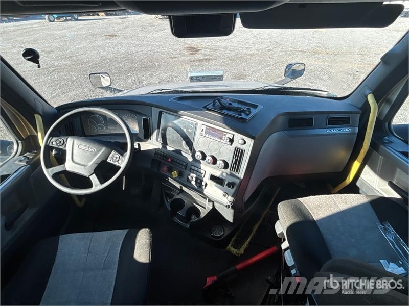 Freightliner Cascadia 126 6x4 T/A Sleeper Truck Tractor Cavalos mecânicos