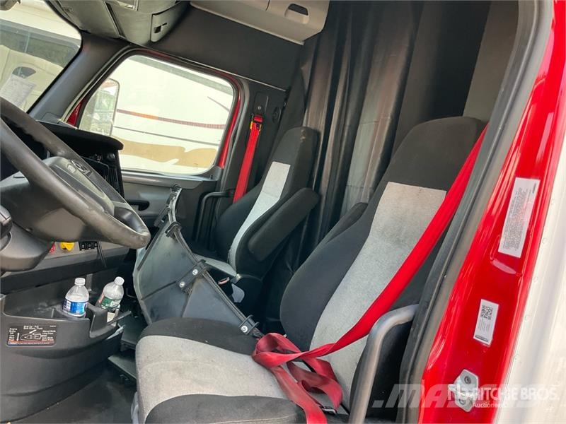 Freightliner Cascadia 126 6x4 T/A Sleeper Truck Tractor (Inoper Седельные тягачи