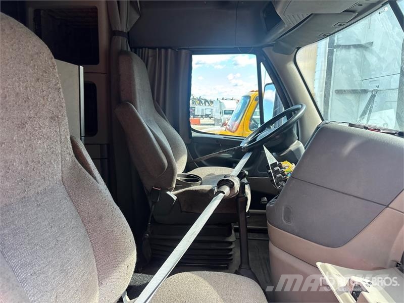 Freightliner Cascadia 125 6x4 T/A Sleeper Truck Tractor Тягачі