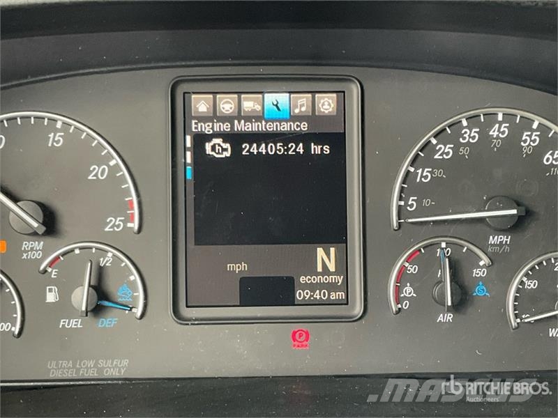 Freightliner Cascadia 126 6x4 T/A Sleeper Truck Tractor 中古トラクターヘッド | トレーラーヘッド