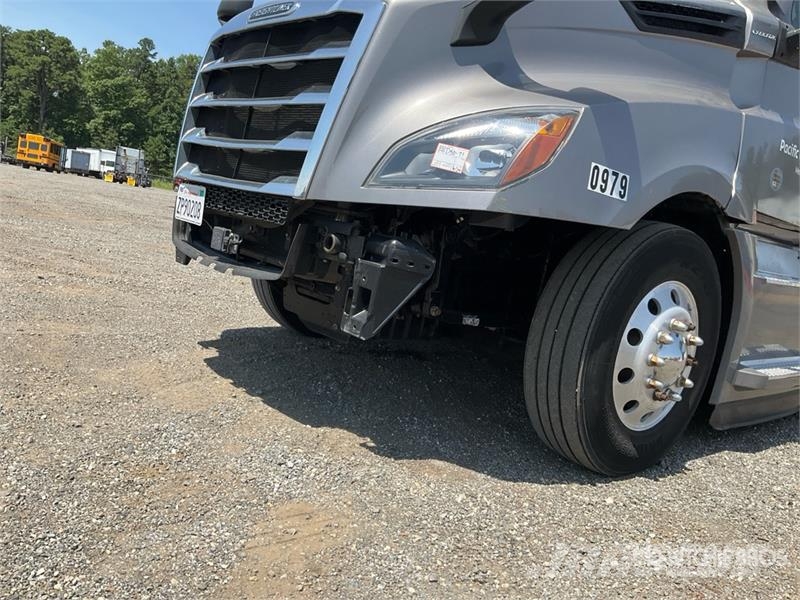 Freightliner Cascadia 126 6x4 T/A Sleeper Truck Tractor وحدات الجر