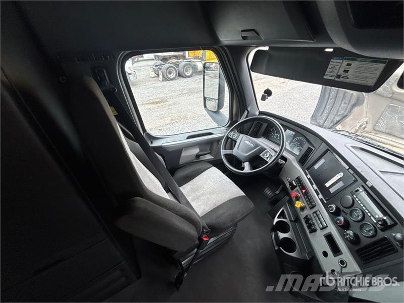 Freightliner Cascadia 126 6x4 T/A Sleeper Truck Tractor Vlačilci