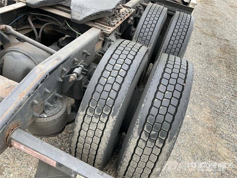 Freightliner Cascadia 126 6x4 T/A Sleeper Truck Tractor 中古トラクターヘッド | トレーラーヘッド