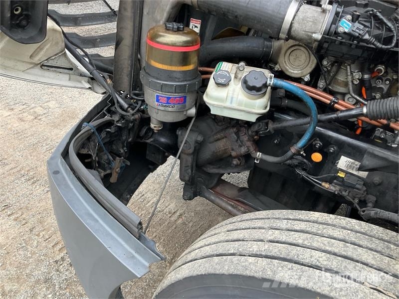 Freightliner Cascadia 126 6x4 T/A Sleeper Truck Tractor 中古トラクターヘッド | トレーラーヘッド