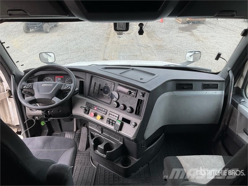 Freightliner Cascadia 126 6x4 T/A Sleeper Truck Tractor 中古トラクターヘッド | トレーラーヘッド