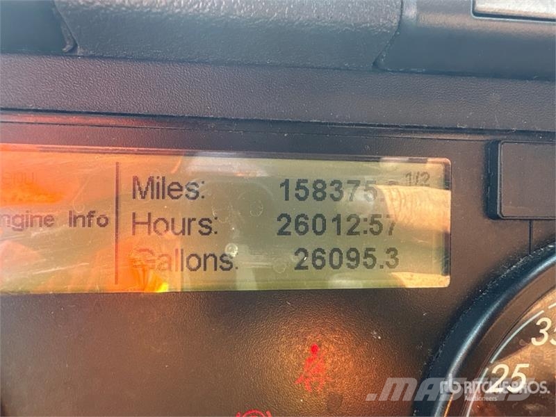 Freightliner Cascadia 125 6x4 T/A Sleeper Truck Tractor 中古トラクターヘッド | トレーラーヘッド