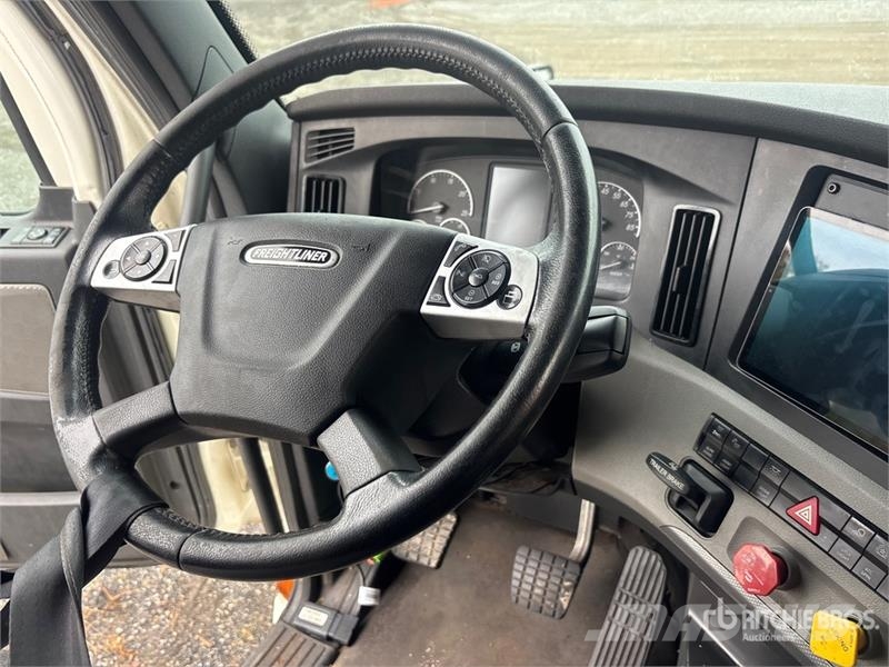 Freightliner Cascadia 126 6x4 T/A Sleeper Truck Tractor (Inoper Tracteur routier