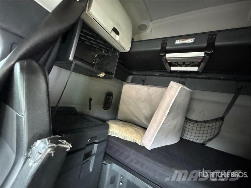 Freightliner Cascadia 126 6x4 T/A Sleeper Truck Tractor (Inoper Naudoti vilkikai
