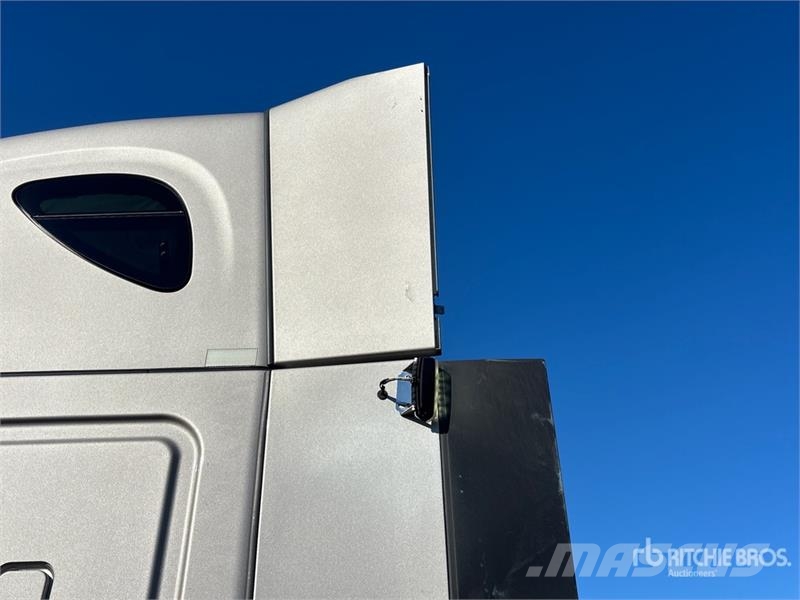 Freightliner Cascadia 126 6x4 T/A Sleeper Truck Tractor Cavalos mecânicos