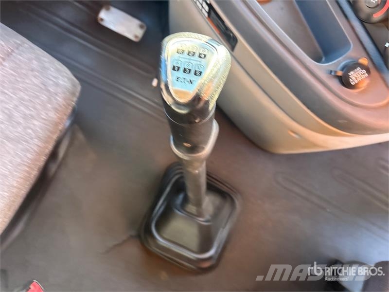 Freightliner Cascadia 125 6x4 T/A Sleeper Truck Tractor (Inoper Tractor Units