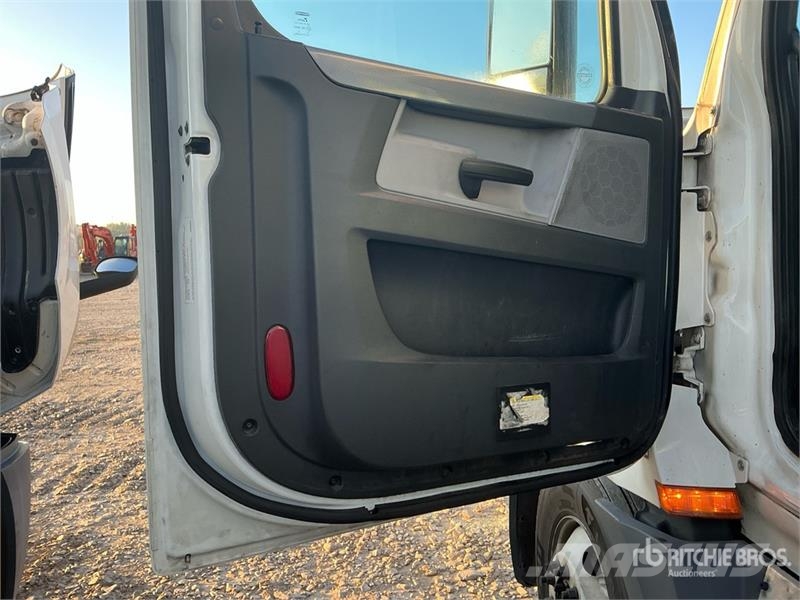Freightliner Cascadia 126 6x4 T/A Sleeper Truck Tractor Vilcēji