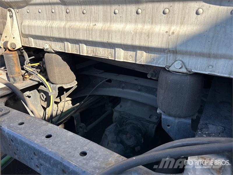 Freightliner Cascadia 6x4 T/A Sleeper Truck Tractor (Inoperable Cabezas tractoras