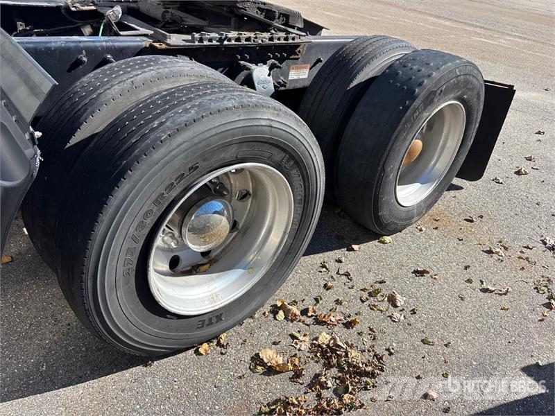 Freightliner Cascadia 126 6x4 T/A Sleeper Truck Tractor (Inoper Тягачі