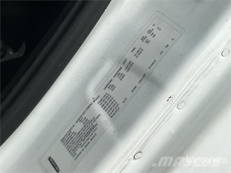Freightliner Cascadia 126 6x4 T/A Sleeper Truck Tractor 中古トラクターヘッド | トレーラーヘッド