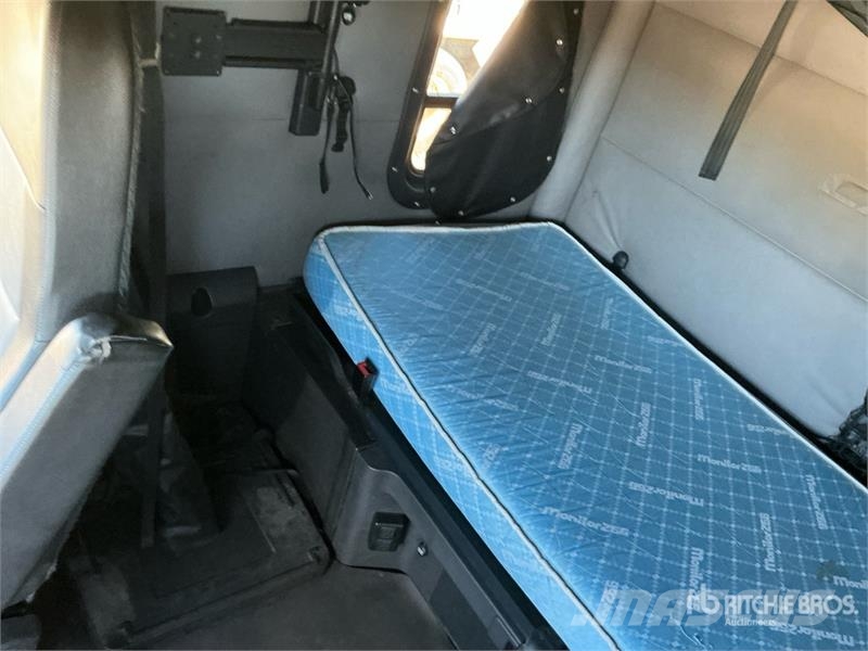 Freightliner Cascadia 126 6x4 T/A Sleeper Truck Tractor Тягачі