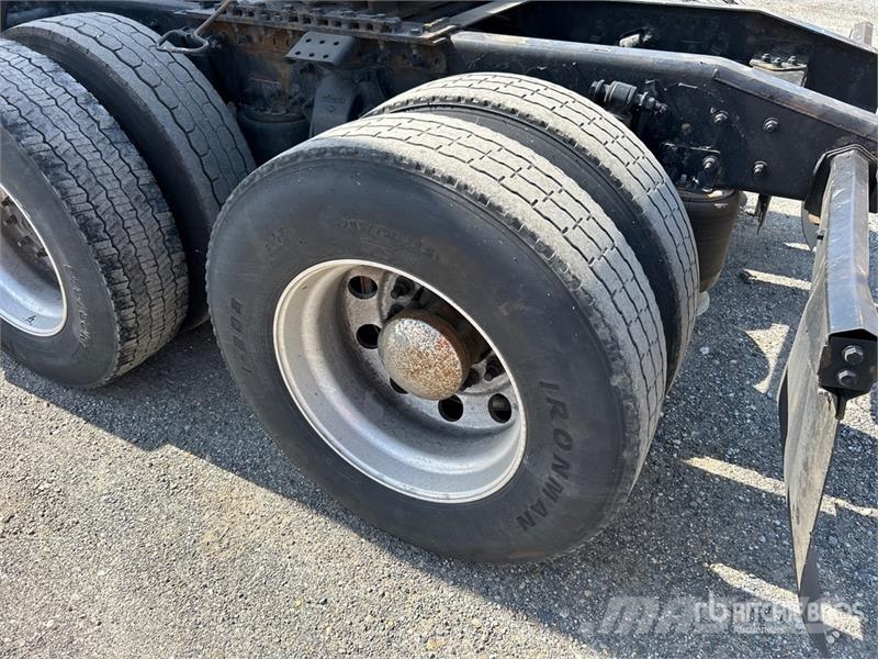 Freightliner Cascadia 126 6x4 T/A Sleeper Truck Tractor Cabezas tractoras