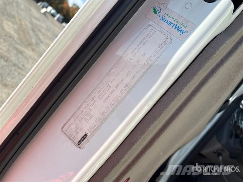 Freightliner Cascadia 125 6x4 T/A Sleeper Truck Tractor 中古トラクターヘッド | トレーラーヘッド