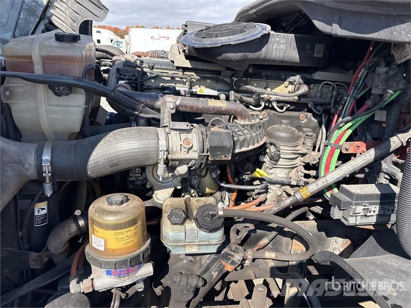 Freightliner Cascadia 125 6x4 T/A Sleeper Truck Tractor 中古トラクターヘッド | トレーラーヘッド