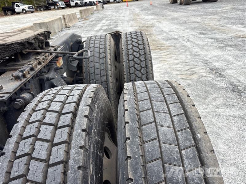 Freightliner Cascadia 126 6x4 T/A Sleeper Truck Tractor Tractores (camiões)