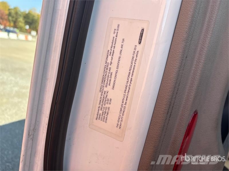 Freightliner Cascadia 125 6x4 T/A Sleeper Truck Tractor 中古トラクターヘッド | トレーラーヘッド