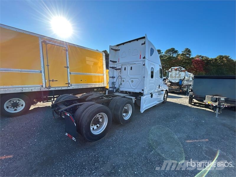 Freightliner Cascadia 126 6x4 T/A Sleeper Truck Tractor (Inoper Truck Tractor Units
