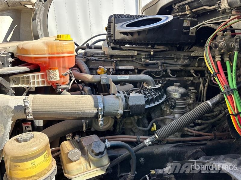 Freightliner Cascadia 126 6x4 T/A Sleeper Truck Tractor (Inoper Тягачі