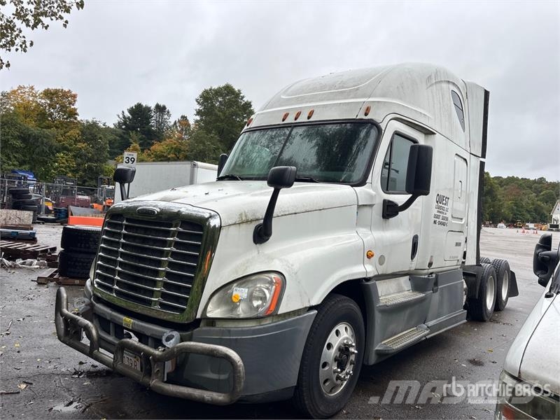 Freightliner Cascadia 125 6x4 T/A Sleeper Truck Tractor (Inoper Trekkvogner