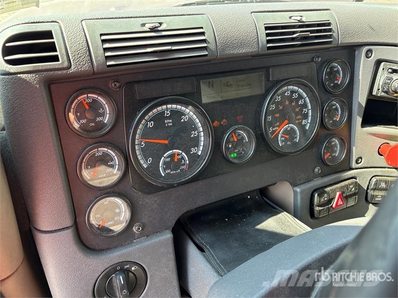 Freightliner Cascadia 125 6x2 T/A Sleeper Truck Tractor Tegljači