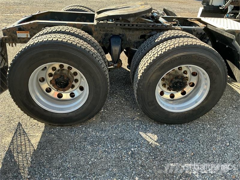 Freightliner Cascadia 126 6x4 T/A Sleeper Truck Tractor Тягачі