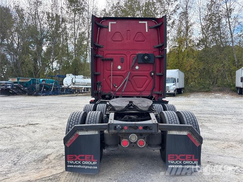Freightliner Cascadia 126 6x4 T/A Sleeper Truck Tractor Vlačilci