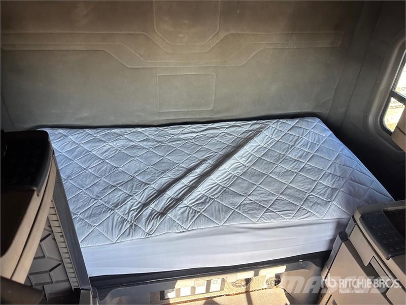 Freightliner Cascadia 125 6x4 T/A Sleeper Truck Tractor (Inoper Tractor Units