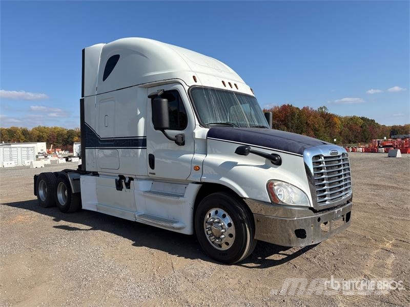 Freightliner Cascadia 125 6x4 T/A Sleeper Truck Tractor 中古トラクターヘッド | トレーラーヘッド