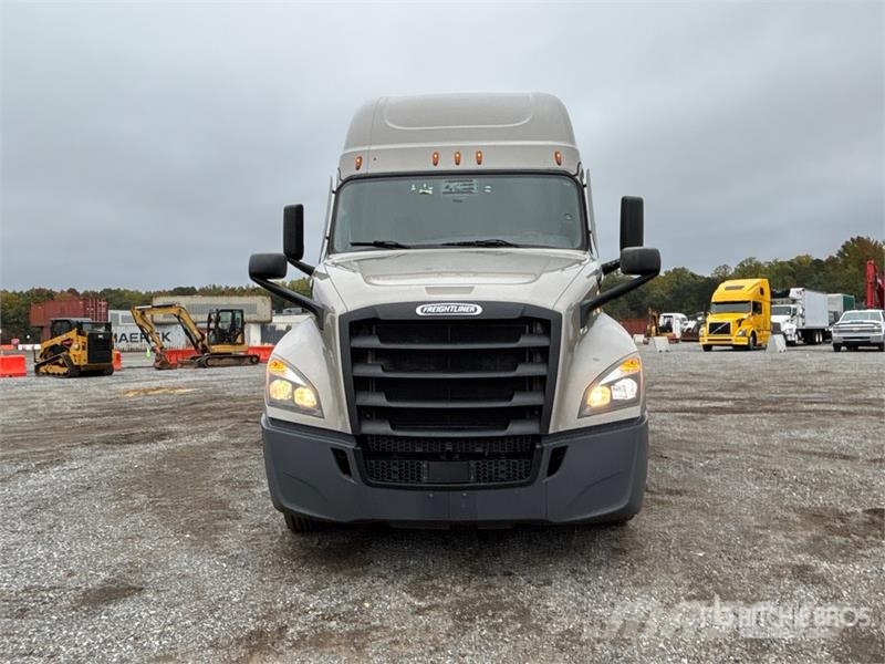 Freightliner Cascadia 126 6x4 T/A Sleeper Truck Tractor Vlačilci