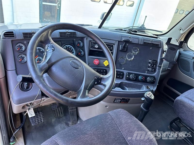 Freightliner Cascadia 125 6x4 T/A Sleeper Truck Tractor Cabezas tractoras