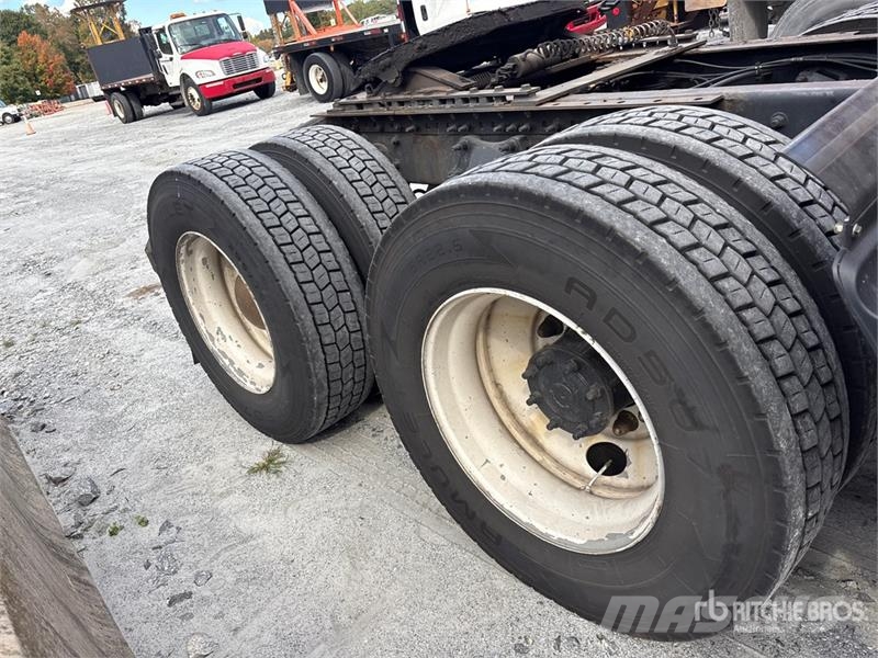 Freightliner Cascadia 126 6x4 T/A Sleeper Truck Tractor Vlačilci