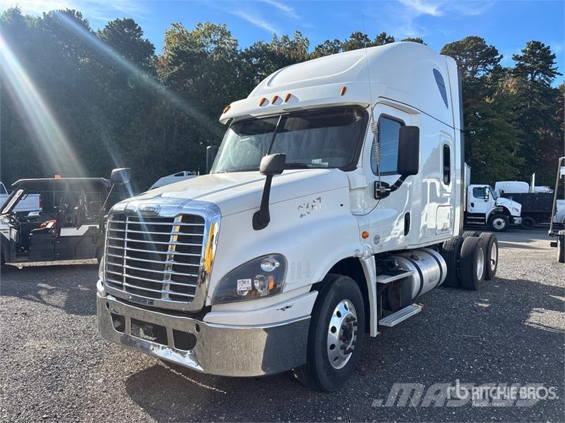 Freightliner Cascadia 125 6x4 T/A Sleeper Truck Tractor (Inoper Tractor Units