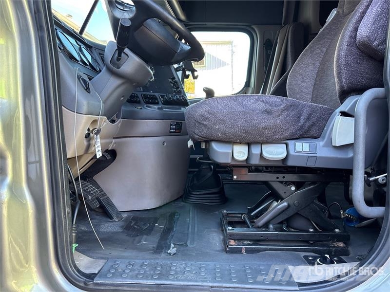 Freightliner Cascadia 125 6x4 T/A Sleeper Truck Tractor Cabezas tractoras