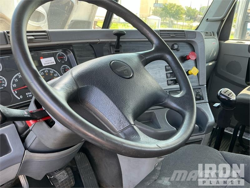 Freightliner Columbia 120 6x4 T/A Day Cab Truck Tractor (Glider Vlačilci