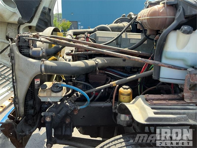 Freightliner Columbia 120 6x4 T/A Day Cab Truck Tractor (Glider Vlačilci
