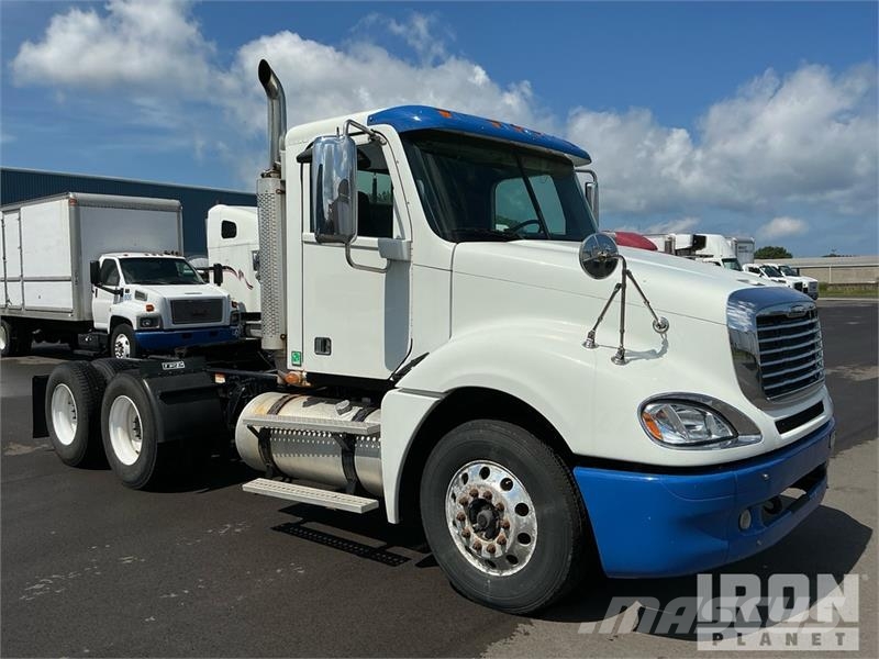 Freightliner Columbia 120 6x4 T/A Day Cab Truck Tractor (Glider Vlačilci