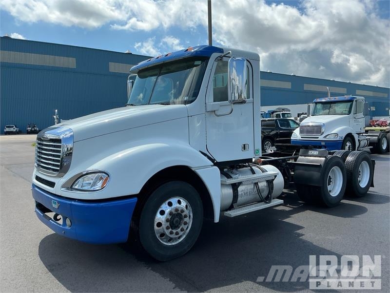 Freightliner Columbia 120 6x4 T/A Day Cab Truck Tractor (Glider Vlačilci