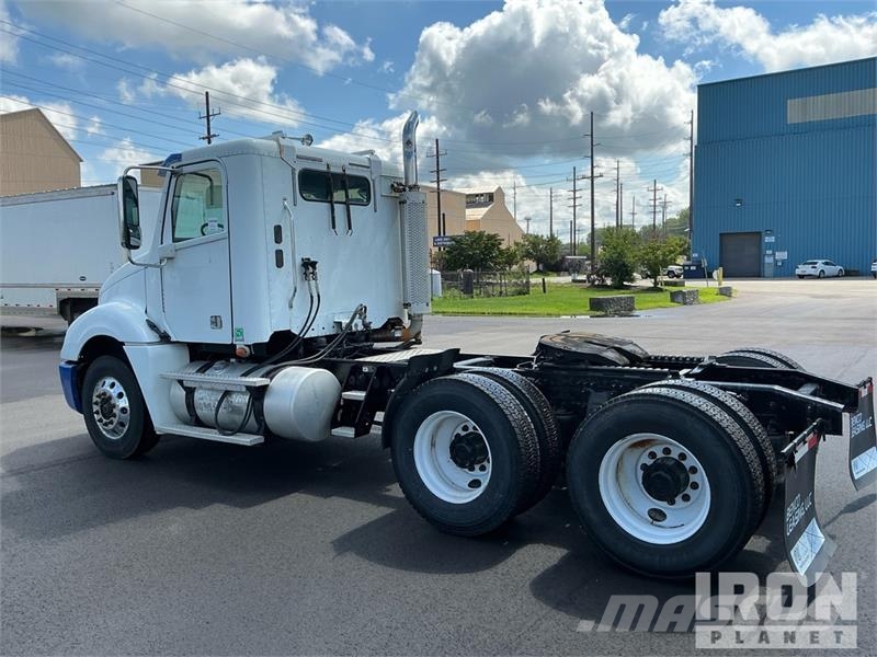 Freightliner Columbia 120 6x4 T/A Day Cab Truck Tractor (Glider Vlačilci