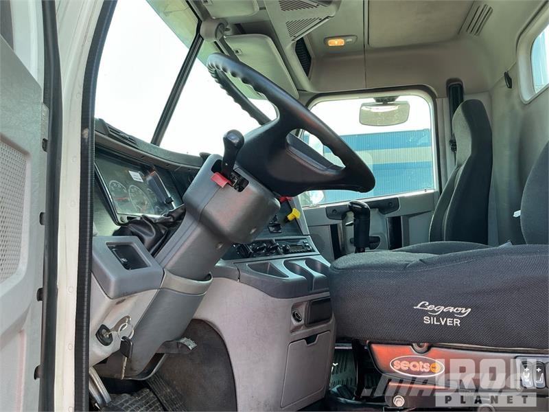 Freightliner Columbia 120 6x4 T/A Day Cab Truck Tractor (Glider Vlačilci