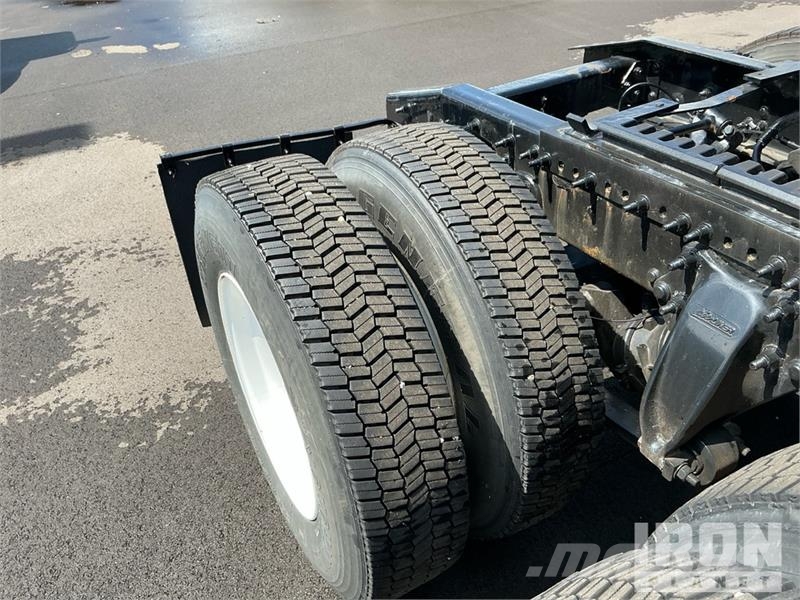 Freightliner Columbia 120 6x4 T/A Day Cab Truck Tractor (Glider Vlačilci